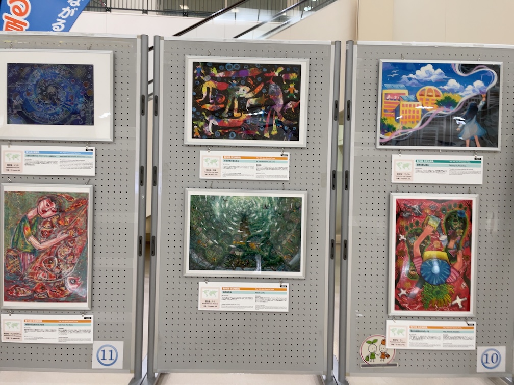 花王国際こども環境絵画コンテスト受賞作品展示写真2